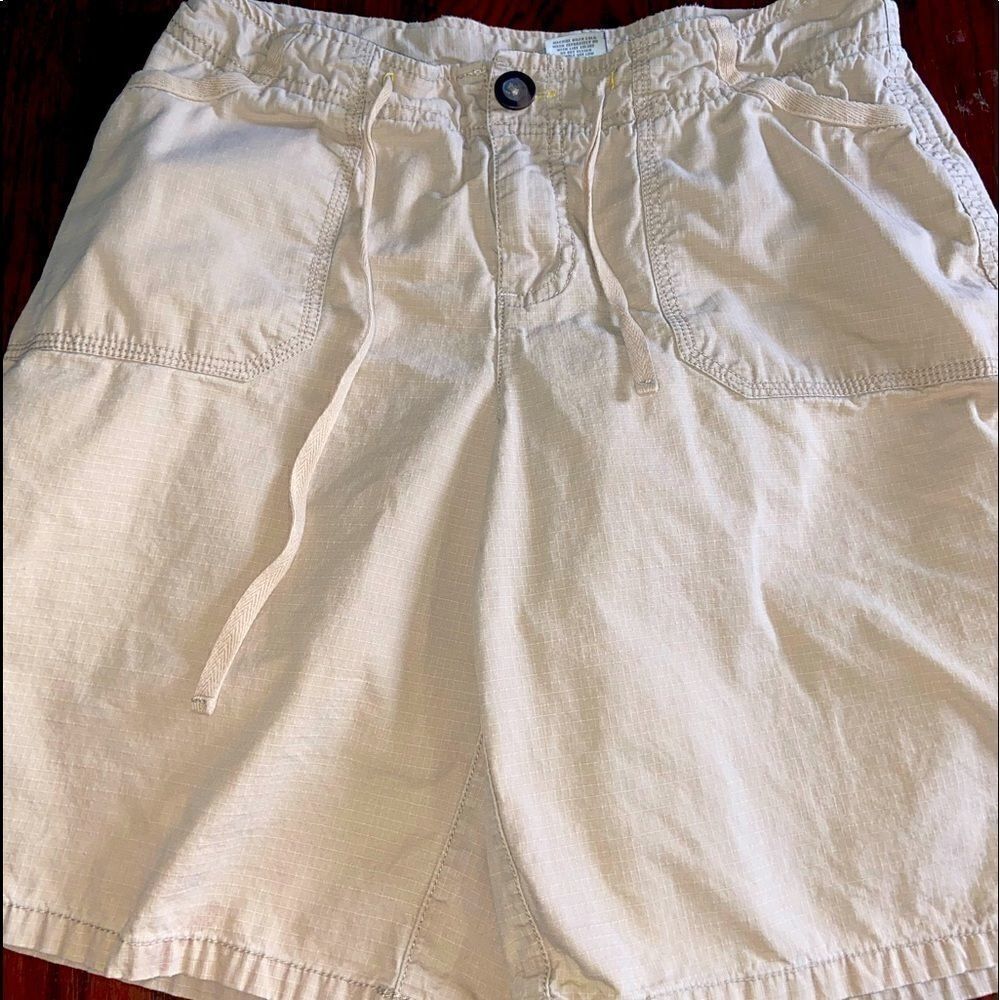 Woman’s merona khaki shorts 